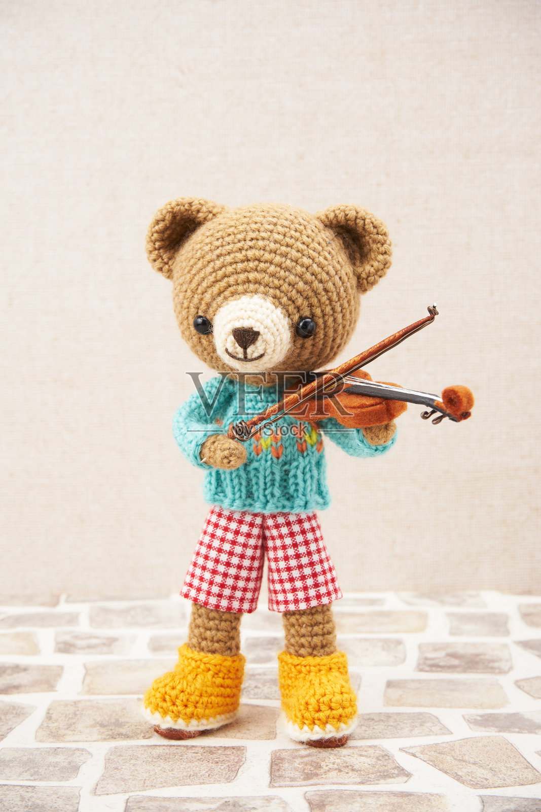 手工编织的玩具。可爱的小动物阿米古米娃娃。插画图片素材