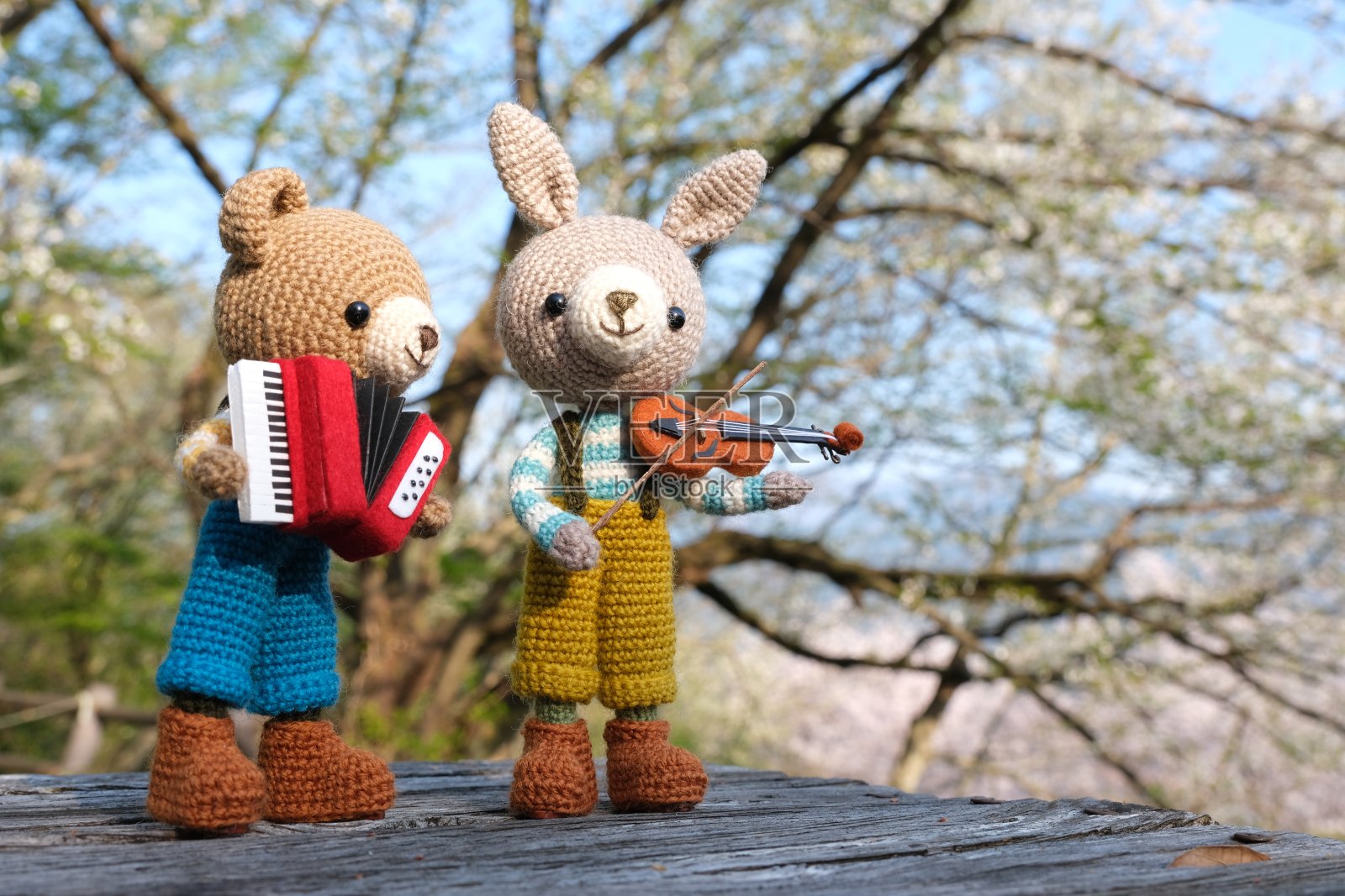 手工编织的玩具。可爱的小动物阿米古米娃娃。插画图片素材