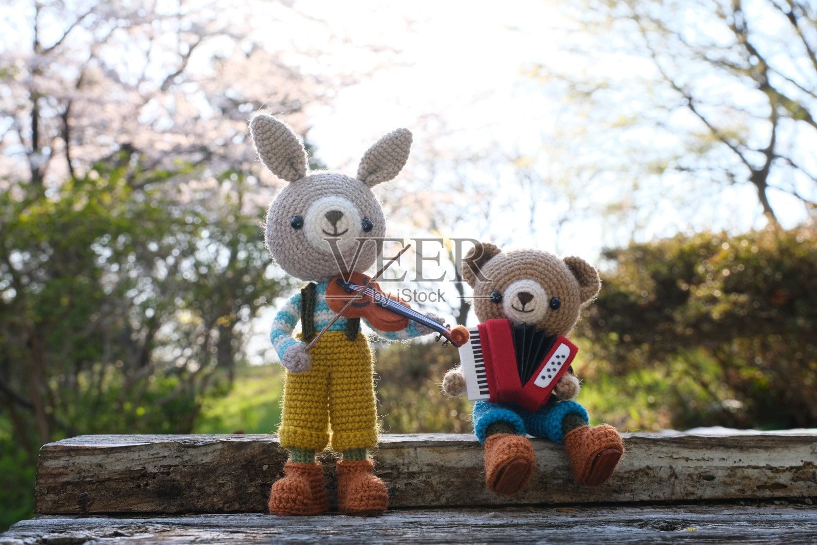 手工编织的玩具。可爱的小动物阿米古米娃娃。照片摄影图片