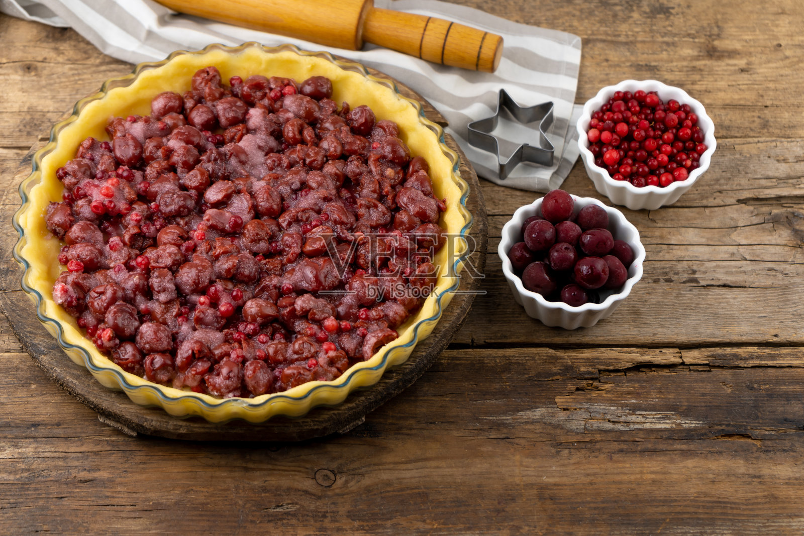 步骤2。在烘烤之前。自制的樱桃派。用带星星的生面团做成的蛋糕。7月4日美国独立日的食物。美国派。甜的糕点。浆果圆挞。DIY照片摄影图片