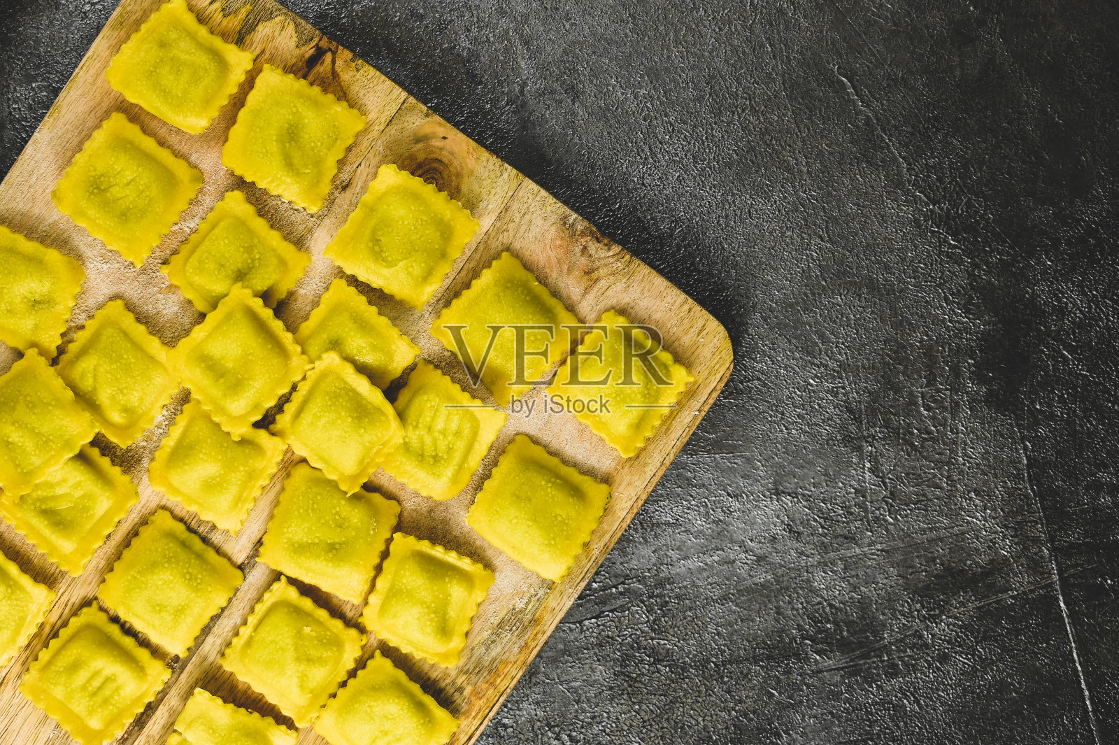 木砧板上的意大利饺子照片摄影图片