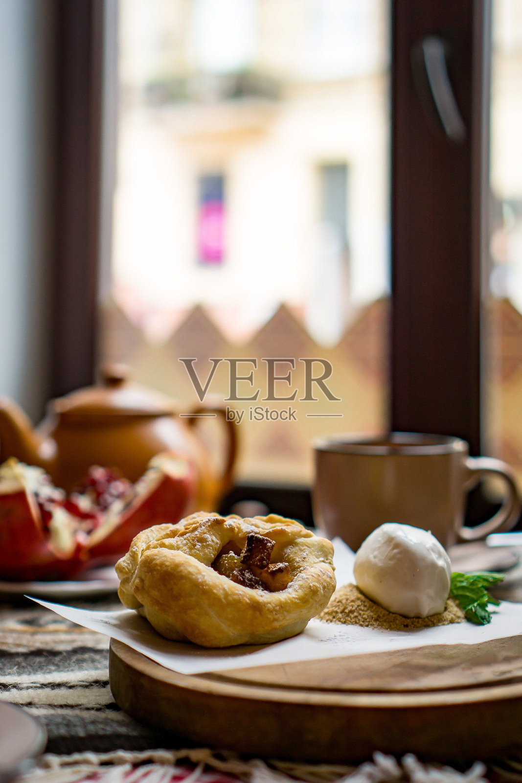 格鲁吉亚传统的榛子，核桃，葡萄汁，蜂蜜，巧克力甜点。果仁蜜饼、nakhini churchkhela。新鲜水果和蜜饯水果。传统土耳其咖啡。照片摄影图片