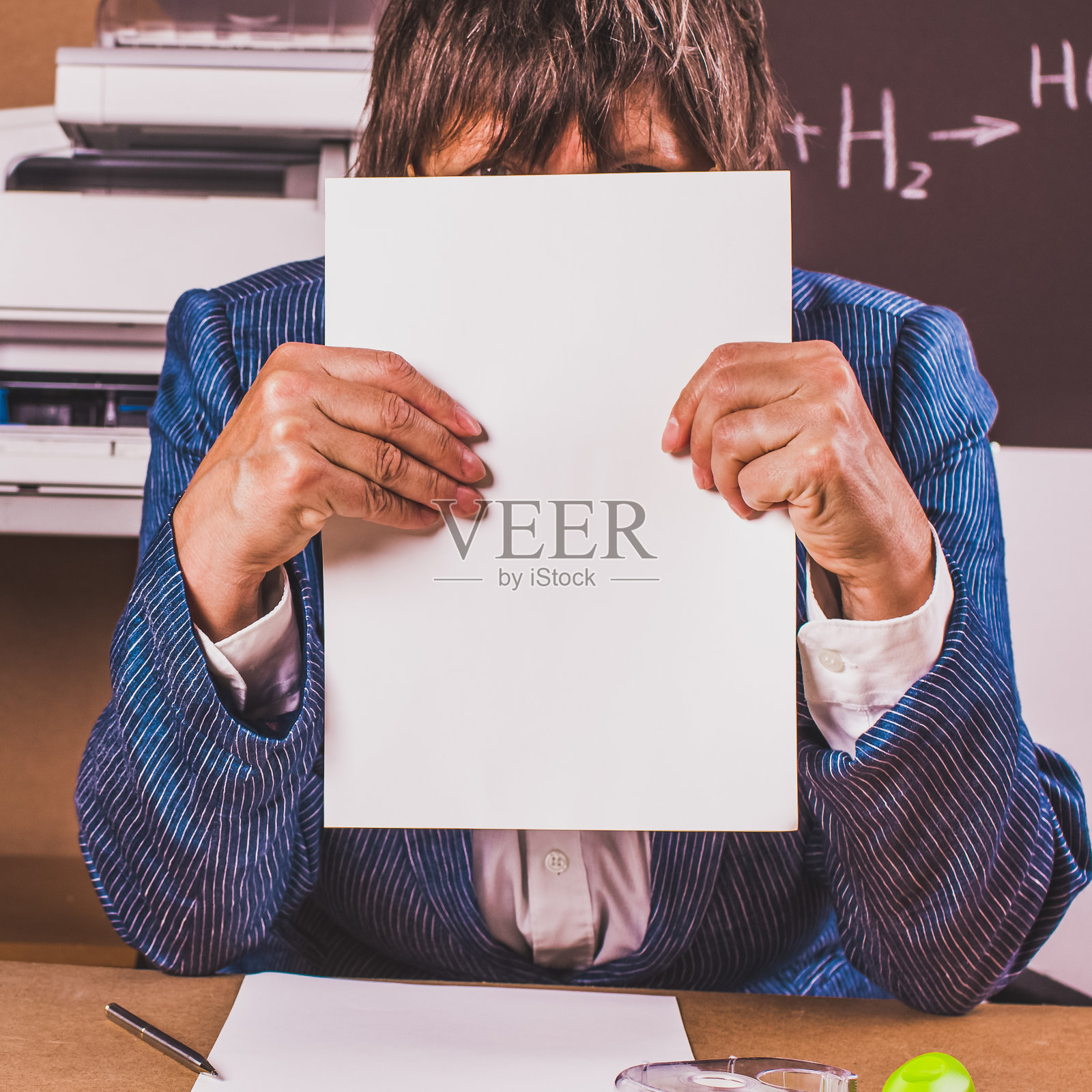 一个成熟的商业女性在办公室里拿着一张白纸。僵局,概念。前视图，双手特写。照片摄影图片