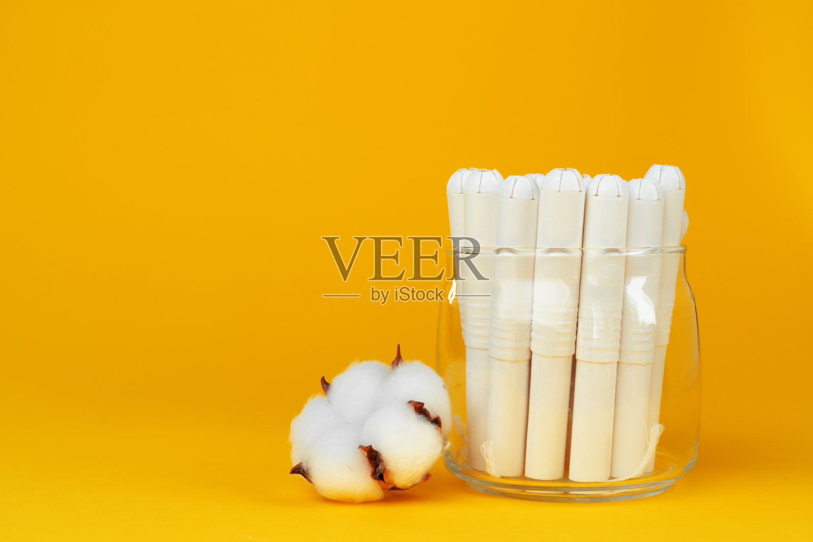 卫生棉条和棉花花的纸背景照片摄影图片