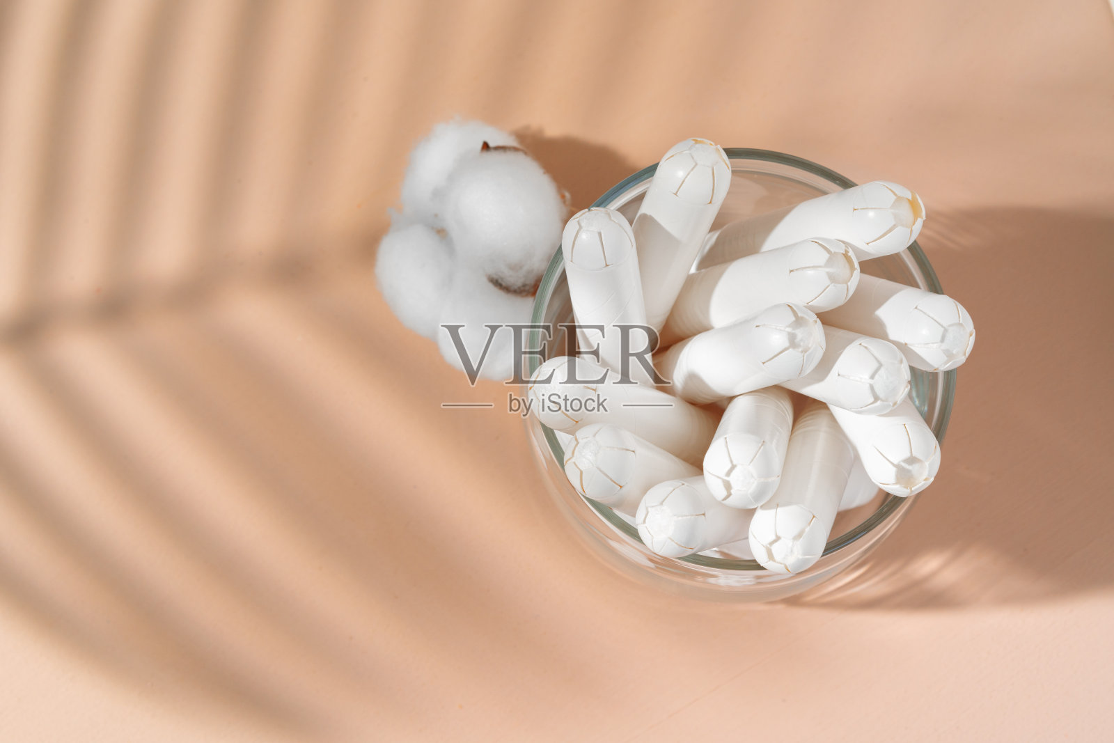 装有卫生棉条和棉花的玻璃罐子照片摄影图片