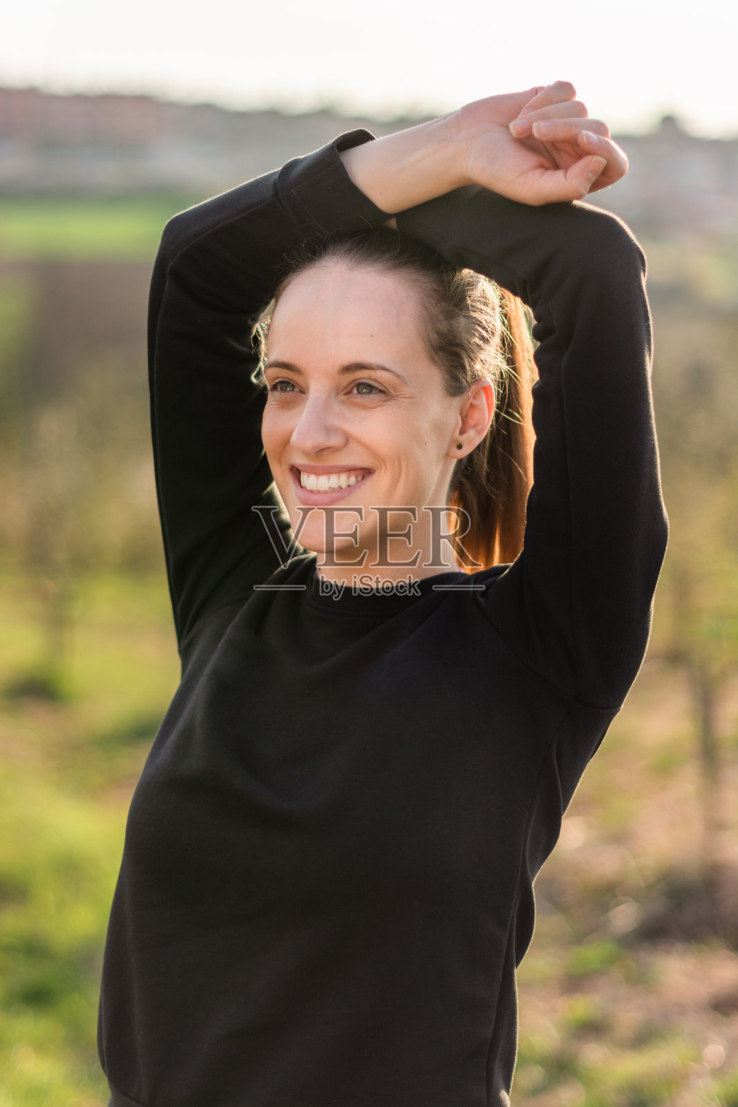 年轻女子喜欢户外活动照片摄影图片