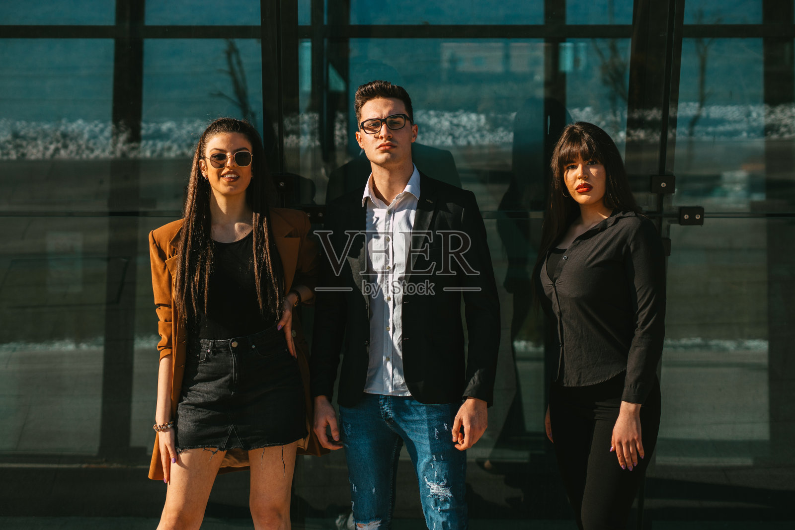 年轻的成年学生在学院大楼前照片摄影图片