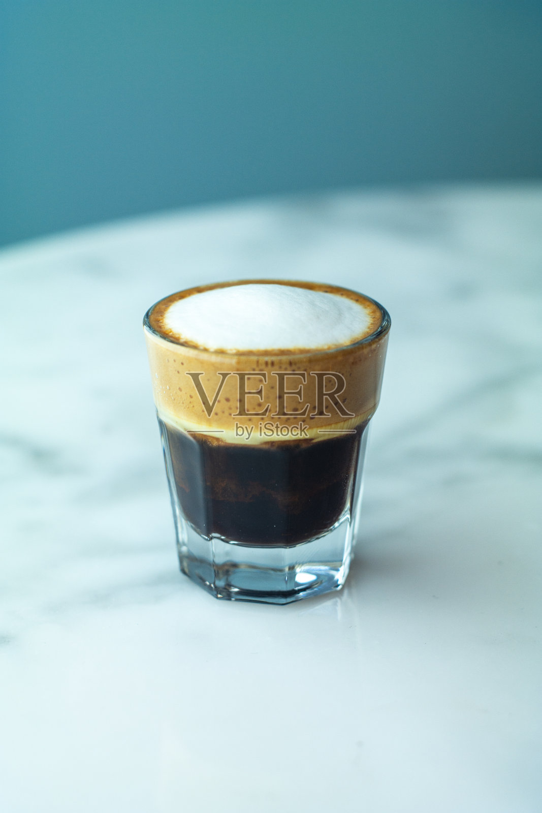 桌上的一杯新鲜的黑咖啡照片摄影图片