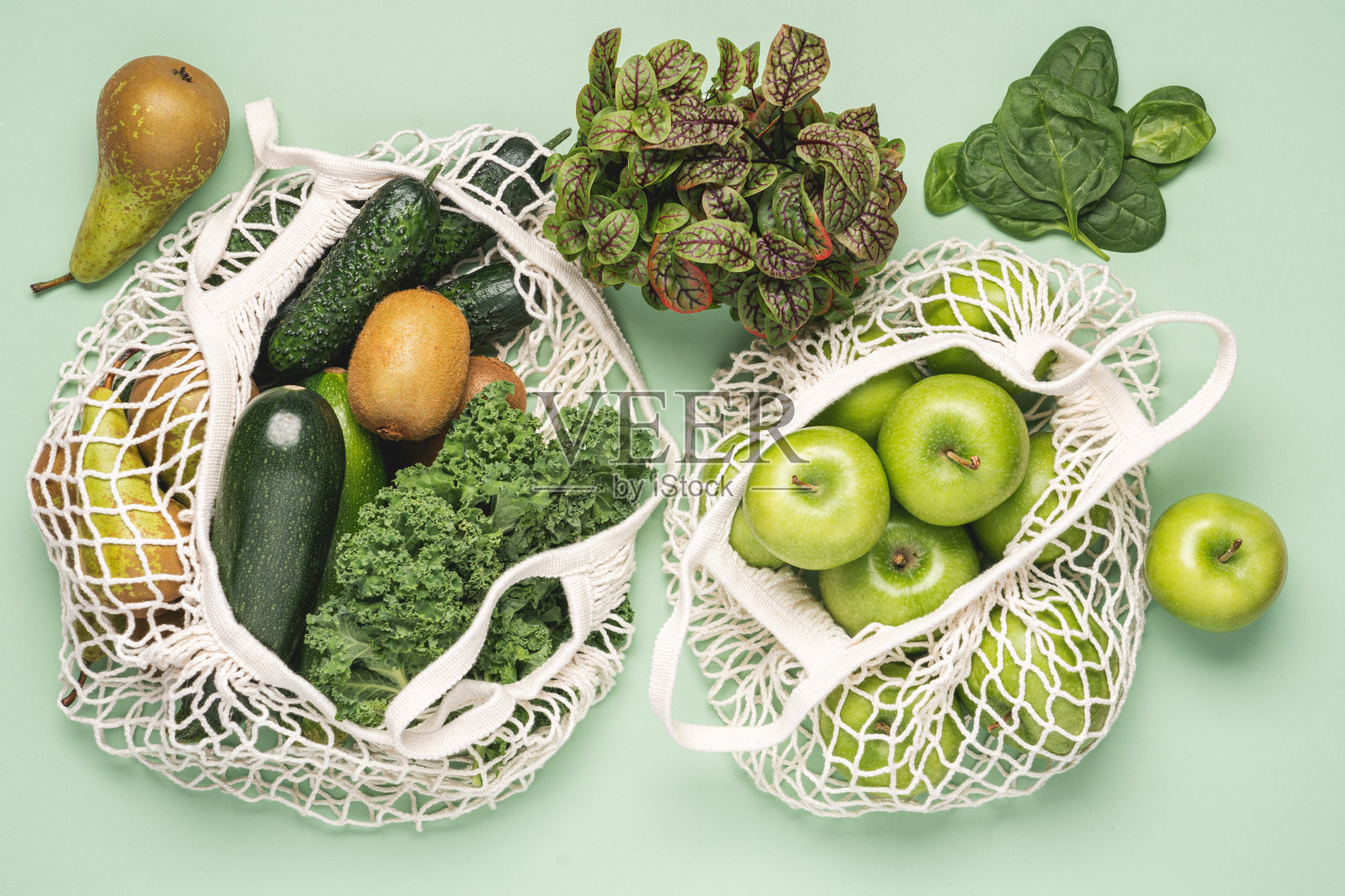 绿色蔬菜，水果和沙拉在网眼袋照片摄影图片