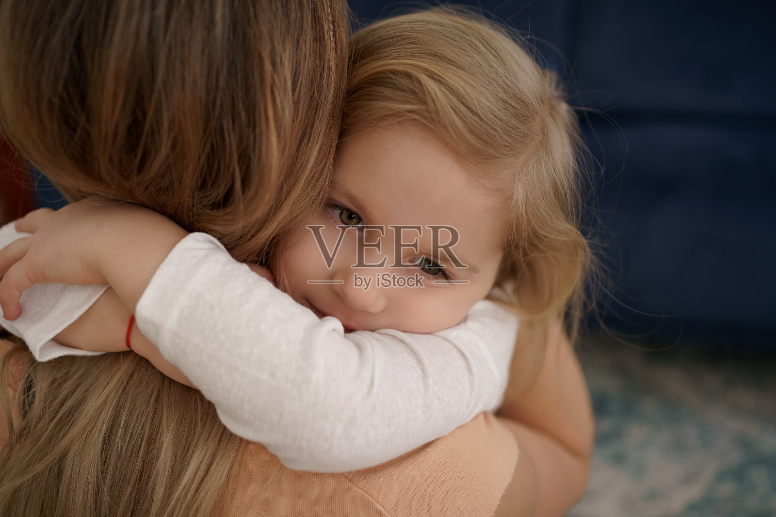 妈妈和女儿的时刻。一代又一代照片摄影图片