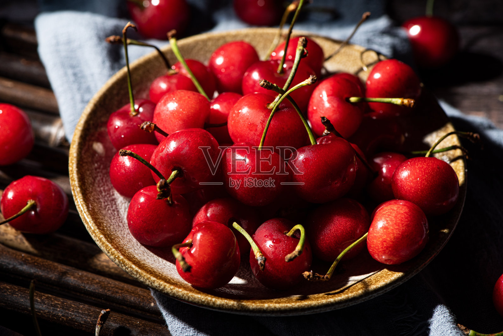 新鲜的樱桃果盘在木背景上照片摄影图片