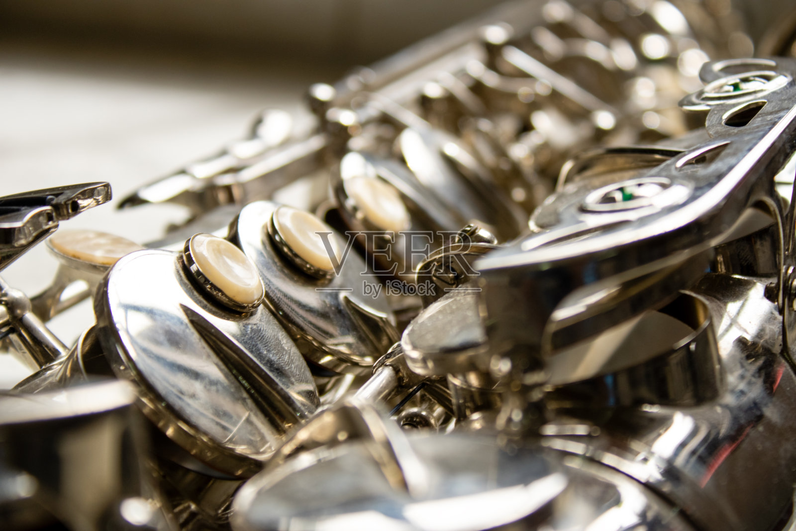 一个铜管萨克斯管上的按钮的特写照片摄影图片