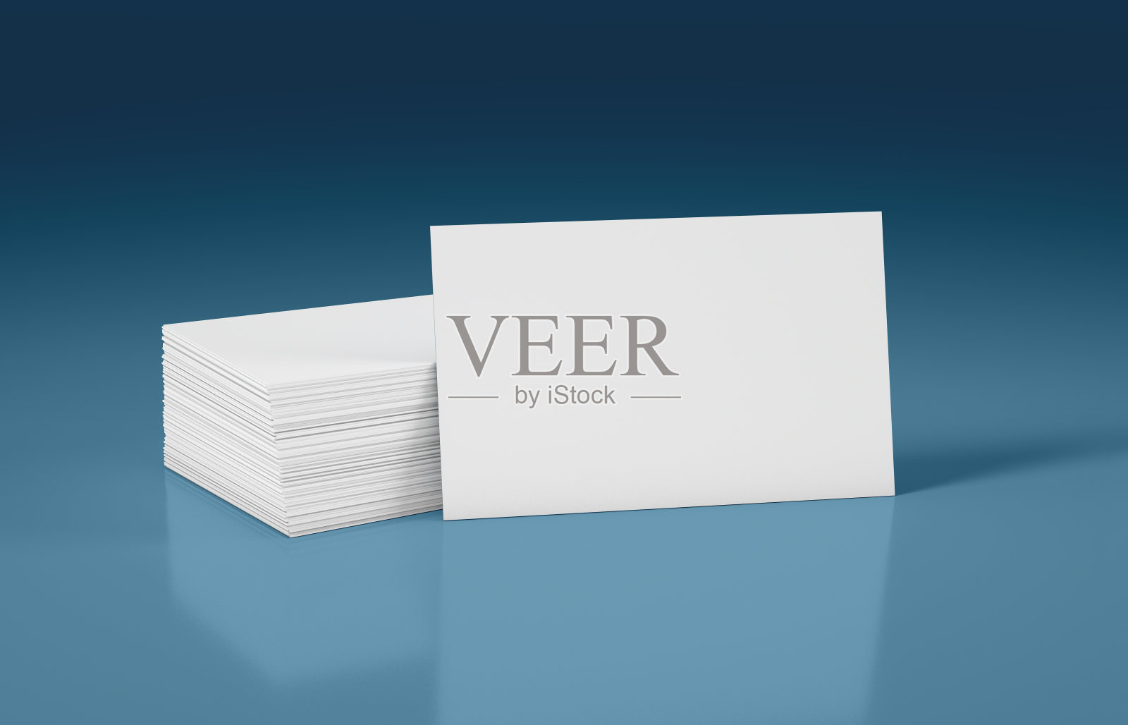 堆叠的名片与前面的名片为您的设计，蓝色的背景照片摄影图片