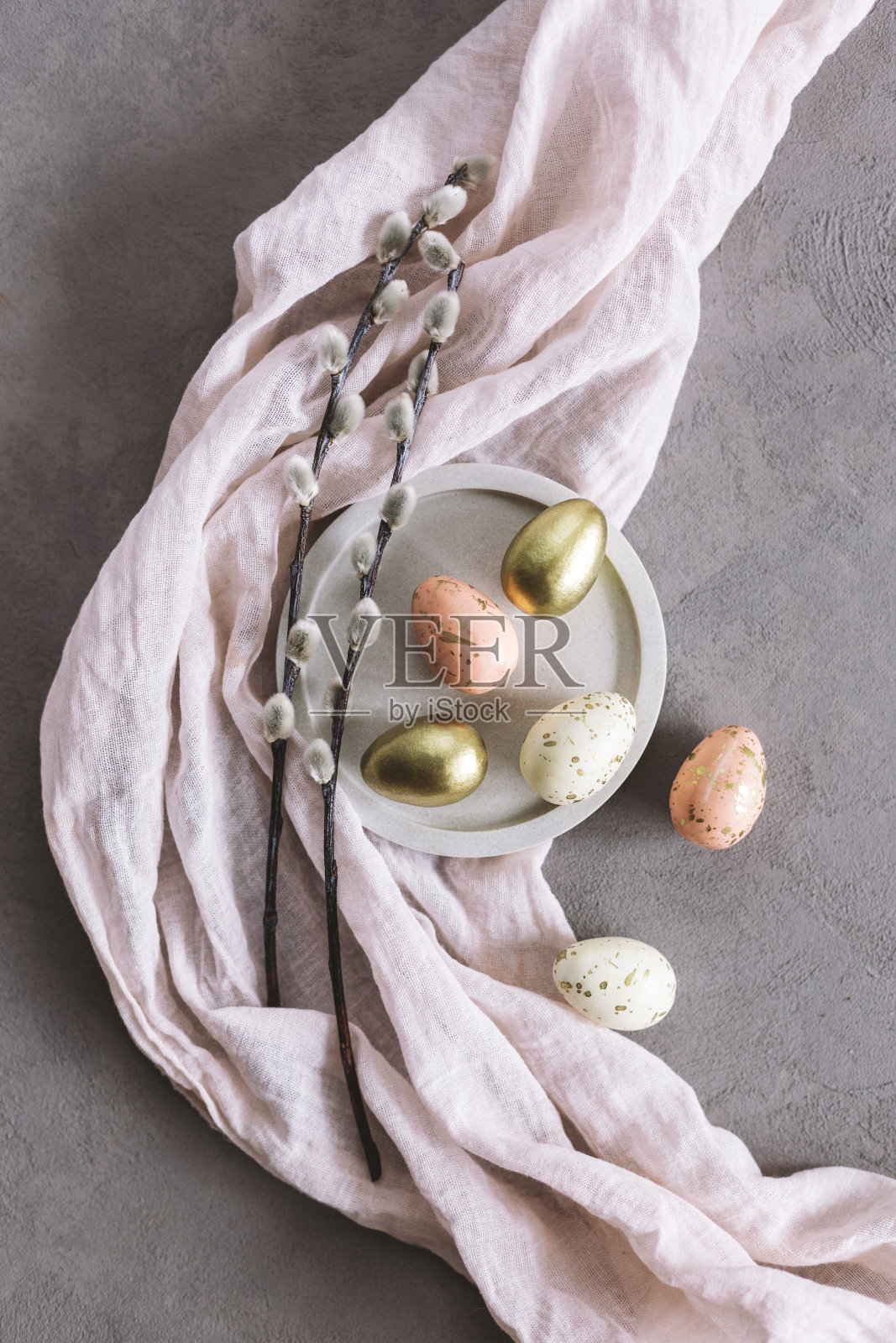 复活节背景与鸡蛋和春天柳枝。照片摄影图片