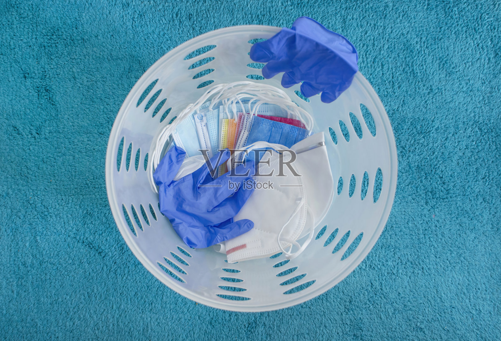 医用口罩和手套被扔进垃圾桶，结束了冠状病毒病和冠状病毒病的隔离概念。有选择性的重点照片摄影图片