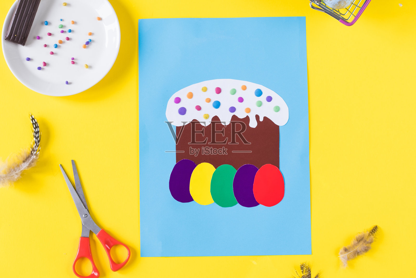 如何制作复活节卡片。一步一步的照片说明。8 .粘上最后一个复活节彩蛋。DIY。照片摄影图片