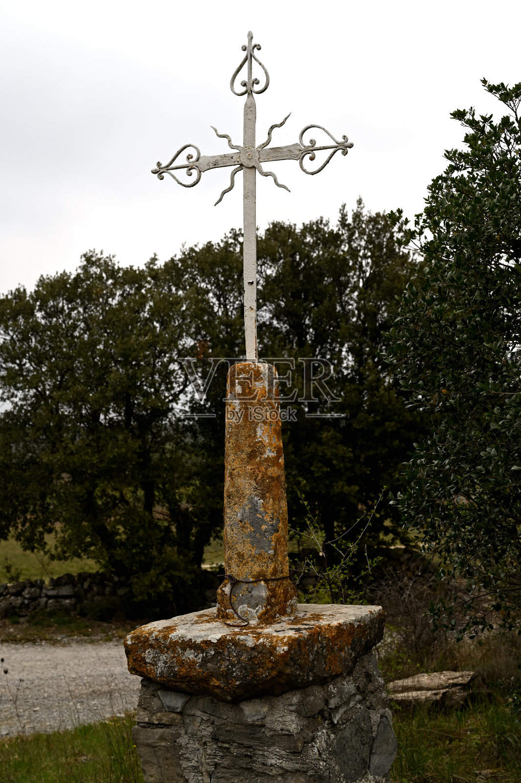 白色天空上的铁制基督十字架照片摄影图片