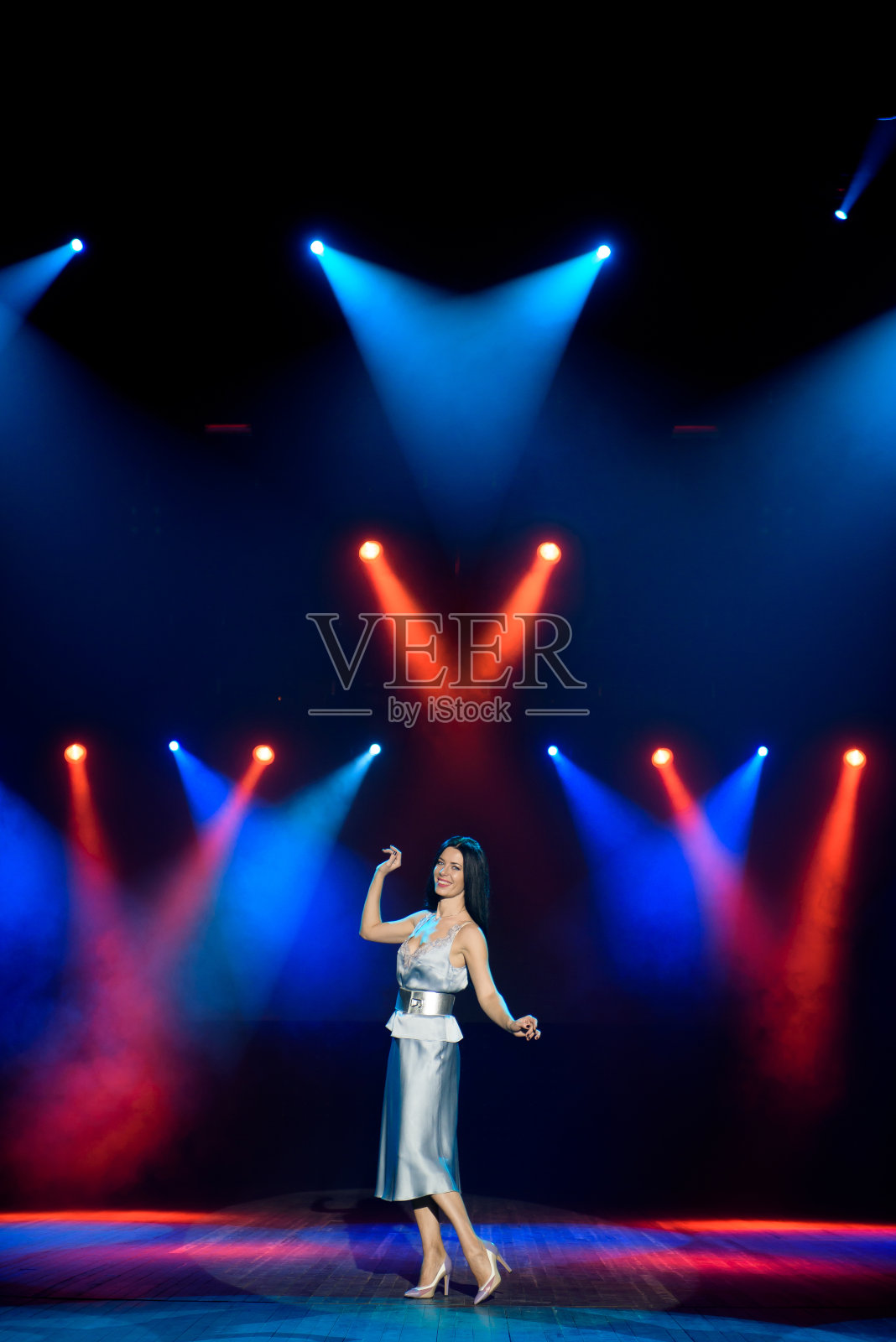 艺术家在俱乐部现场摆姿势。明亮的舞台灯光照片摄影图片