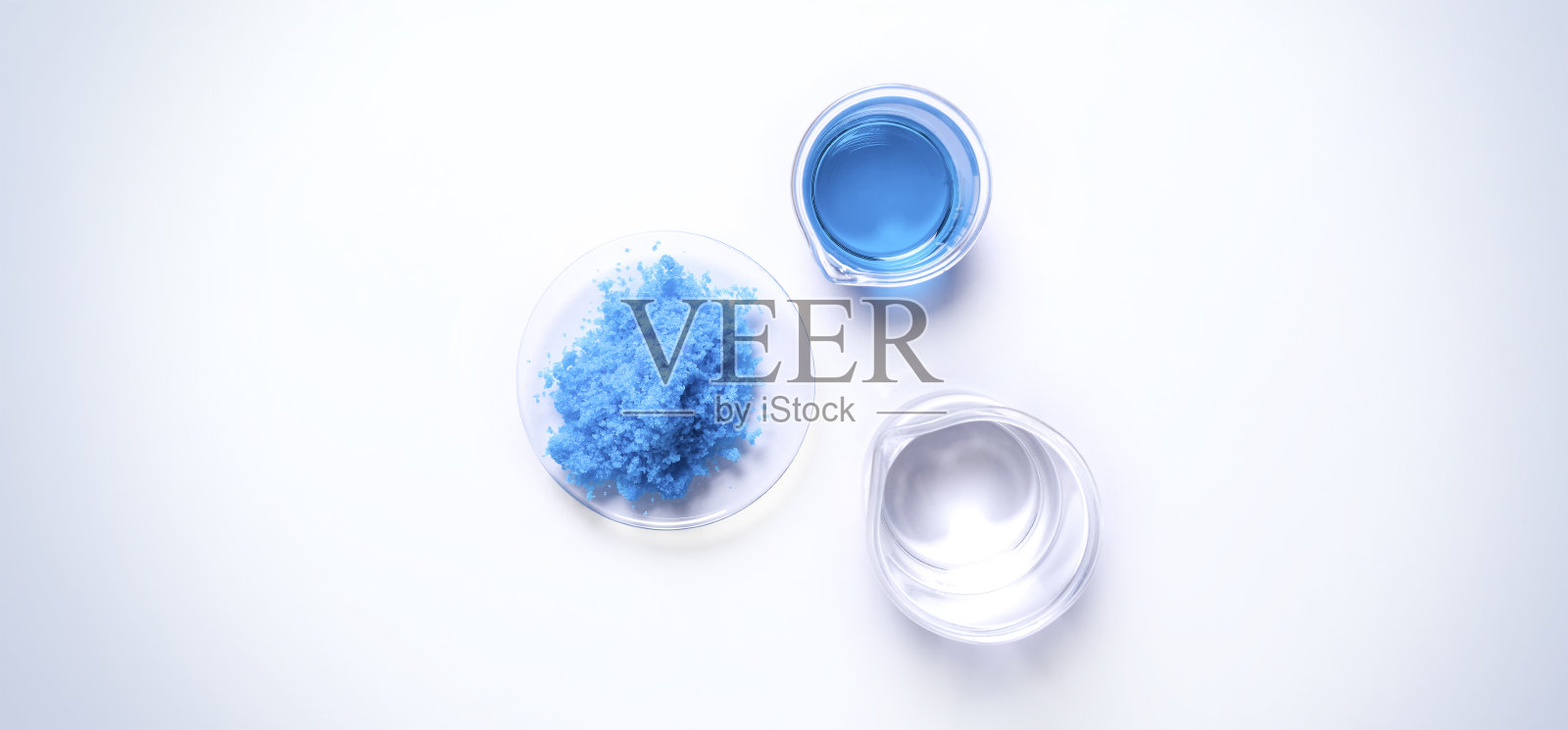 在白色的实验室桌子上靠近无机化学品。铜(II)硫酸盐、酒精。化妆品和盥洗用品的化学成分。俯视图照片摄影图片