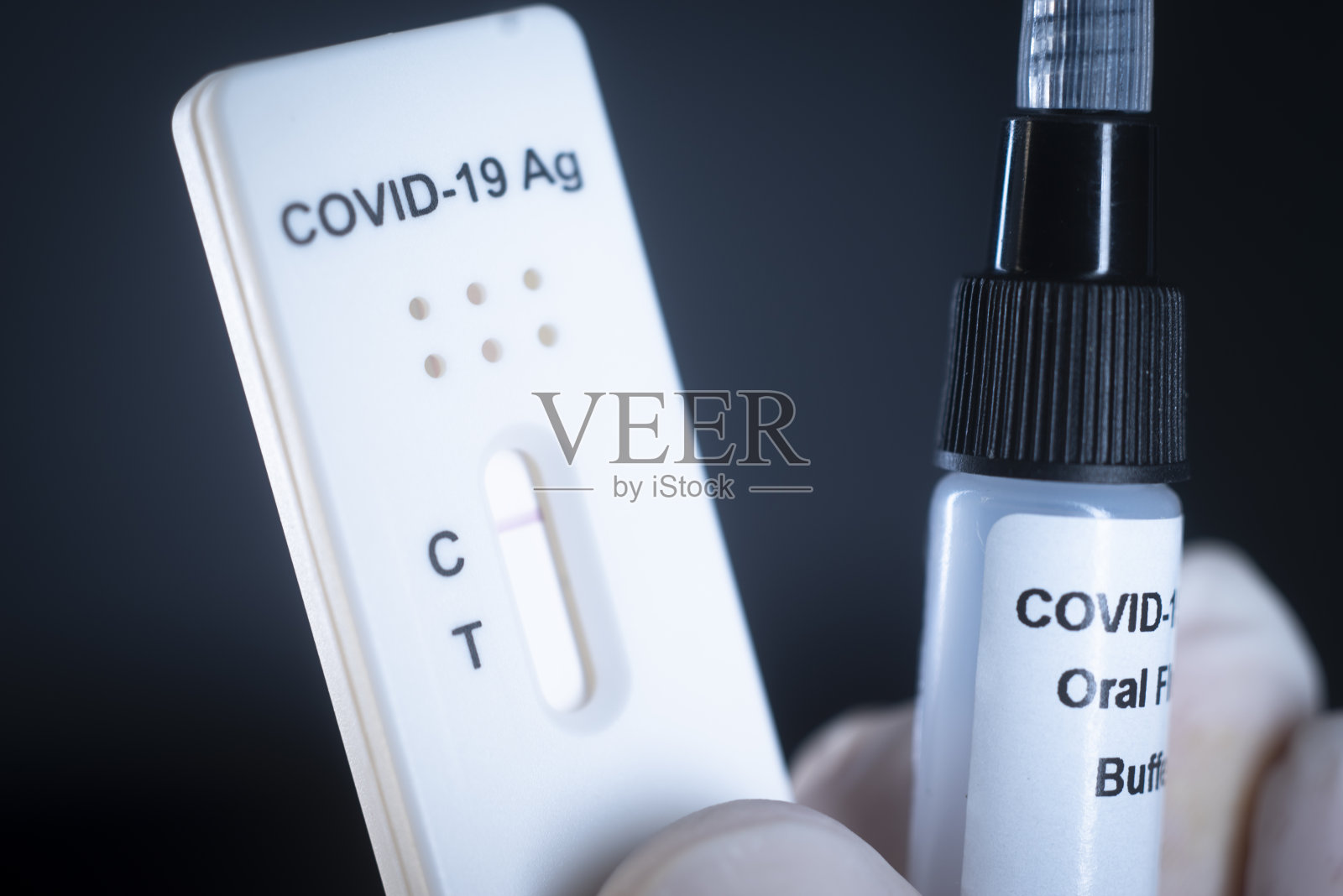 居家唾液对Covid - 19病毒大流行快速检测结果呈阴性。照片摄影图片