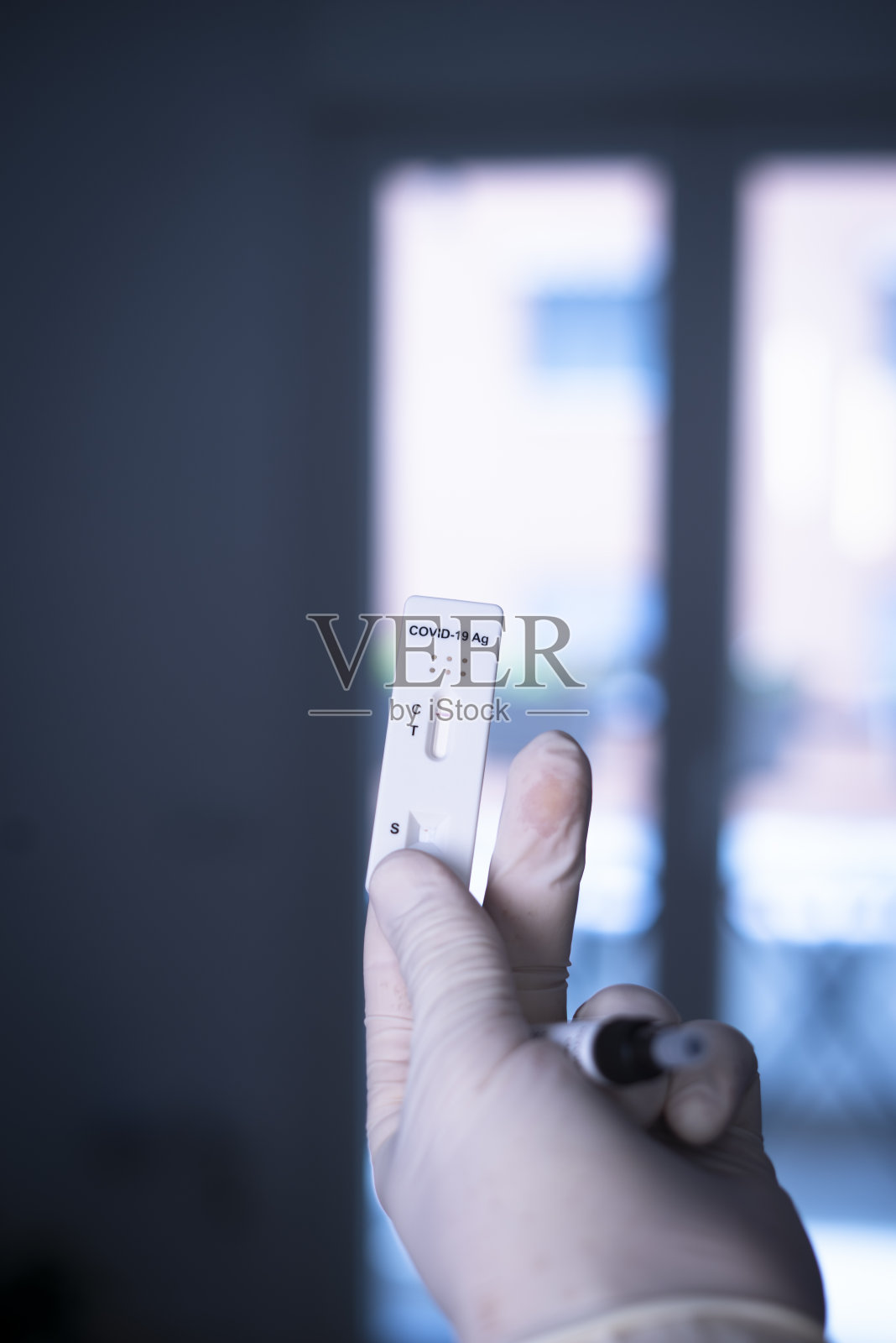 居家唾液对Covid - 19病毒大流行快速检测结果呈阴性。照片摄影图片