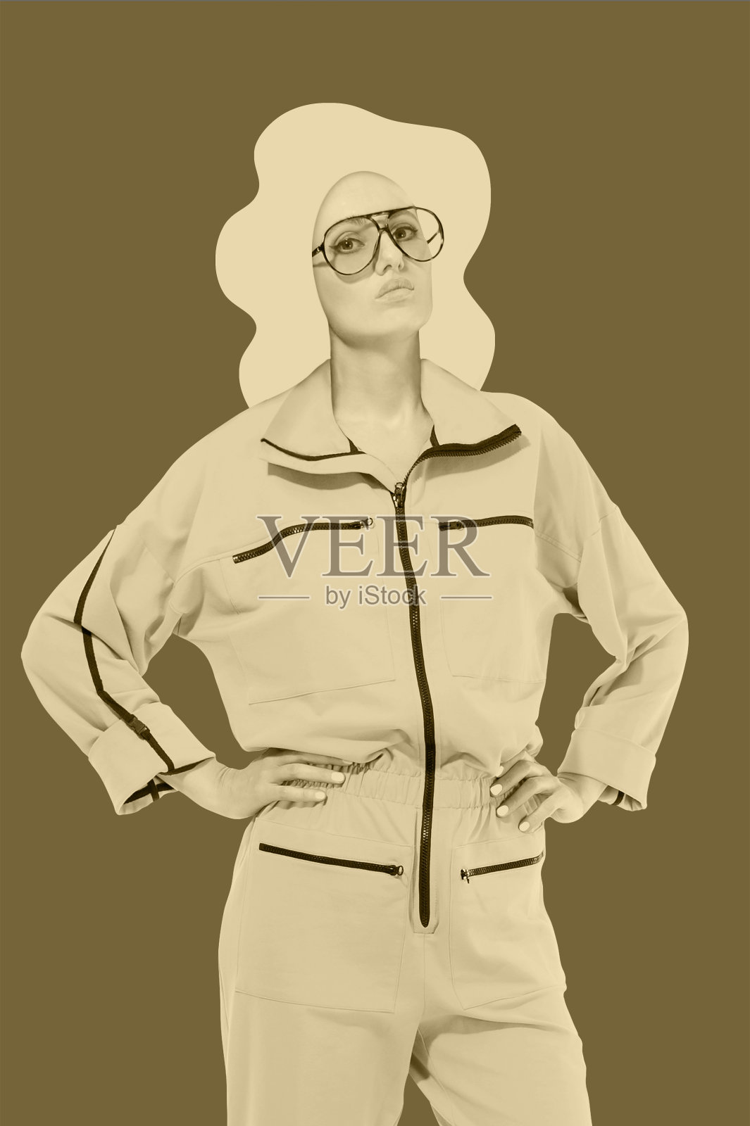 戴墨镜的时髦女人。疯狂的女士和超现实的纹理，形状，梯度组成。当代艺术拼贴。电子杂志的文化。波普艺术。时尚杂志风格的海报，横幅，壁纸。照片摄影图片