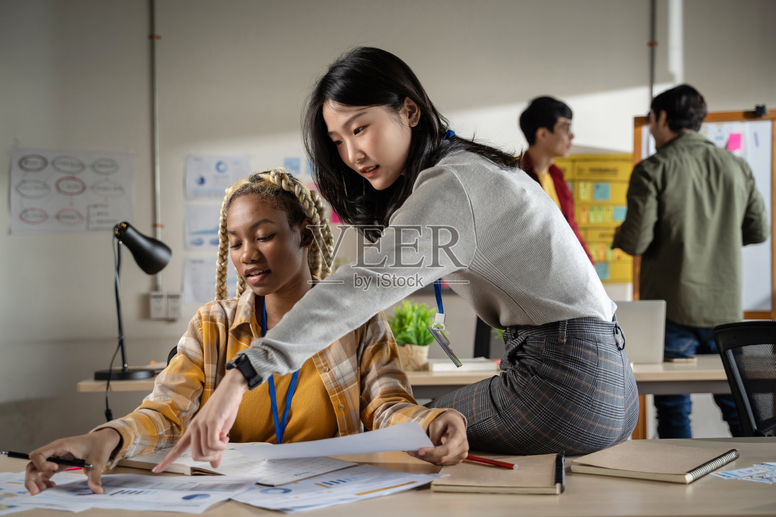 设计师们在一个现代化的办公室里开会。多元化商业创意团队设计策划理念照片摄影图片