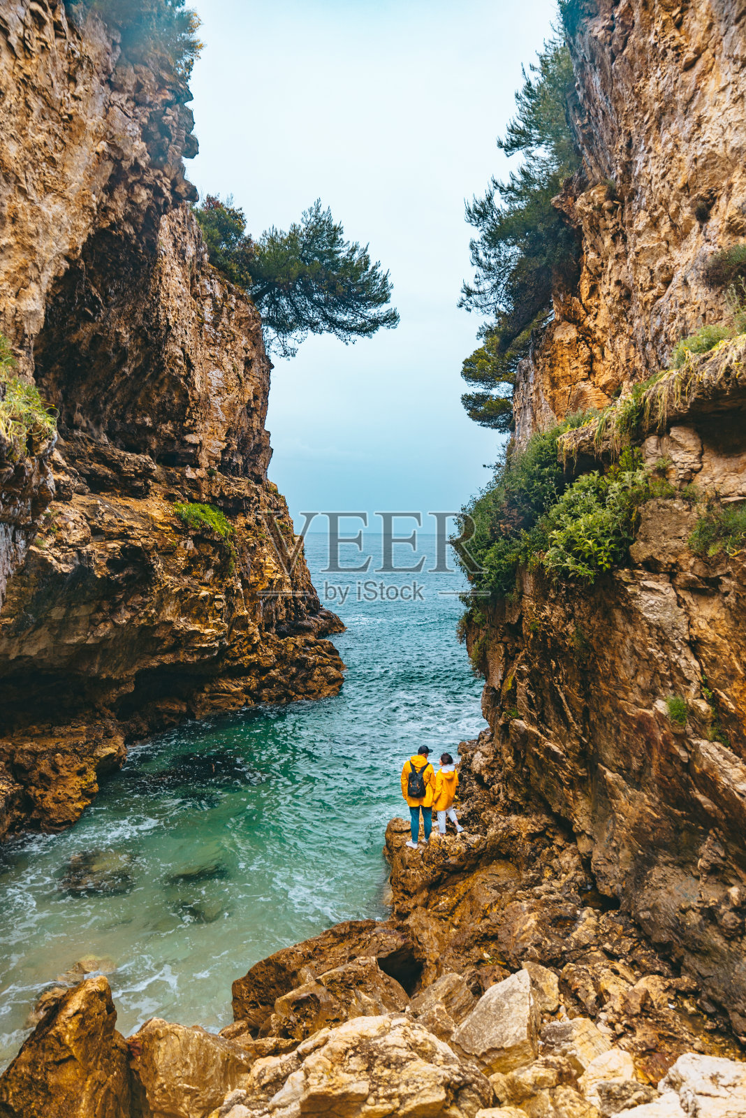 一对夫妇徒步去峡谷的海滩照片摄影图片