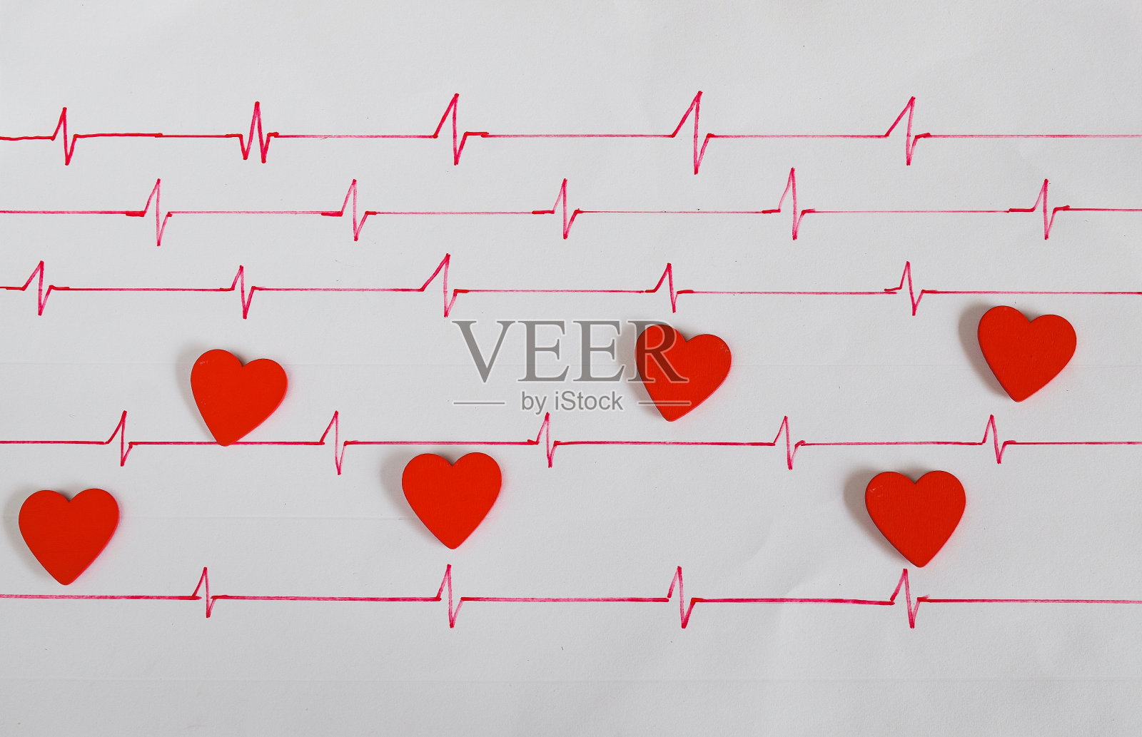 红心球纸上的心标志波。照片摄影图片