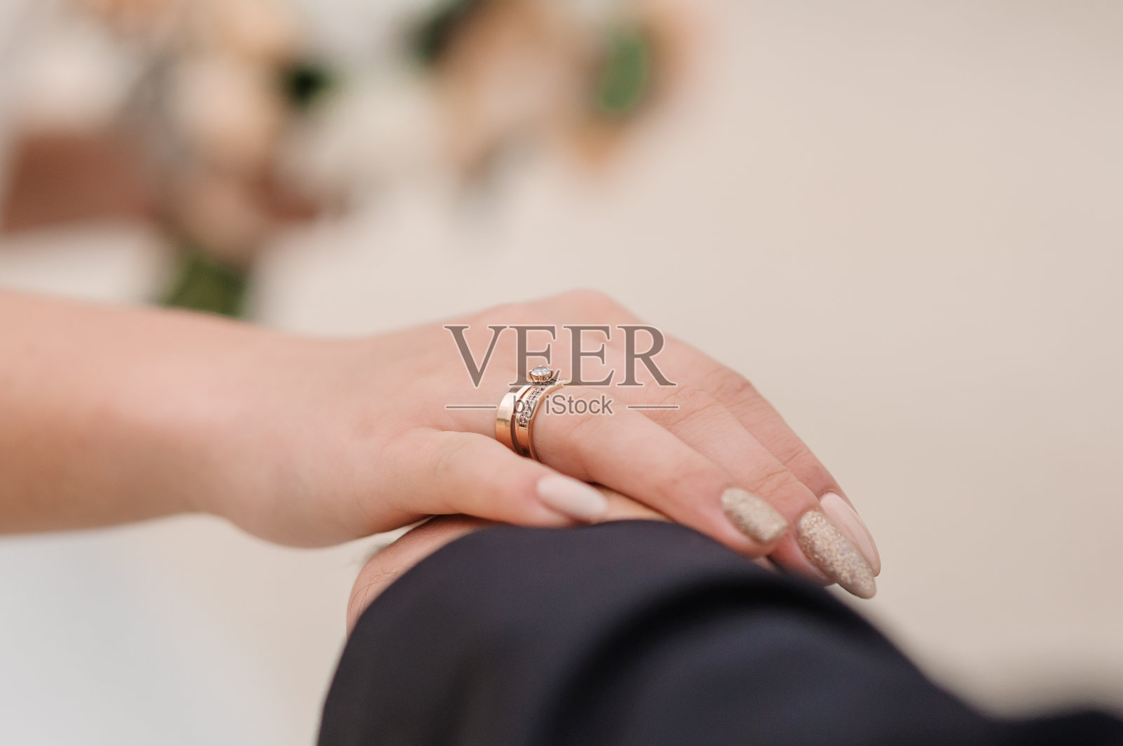 新娘牵着新郎的手照片摄影图片