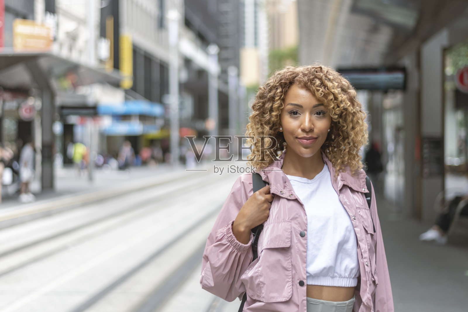 单身女性游客探索城市照片摄影图片