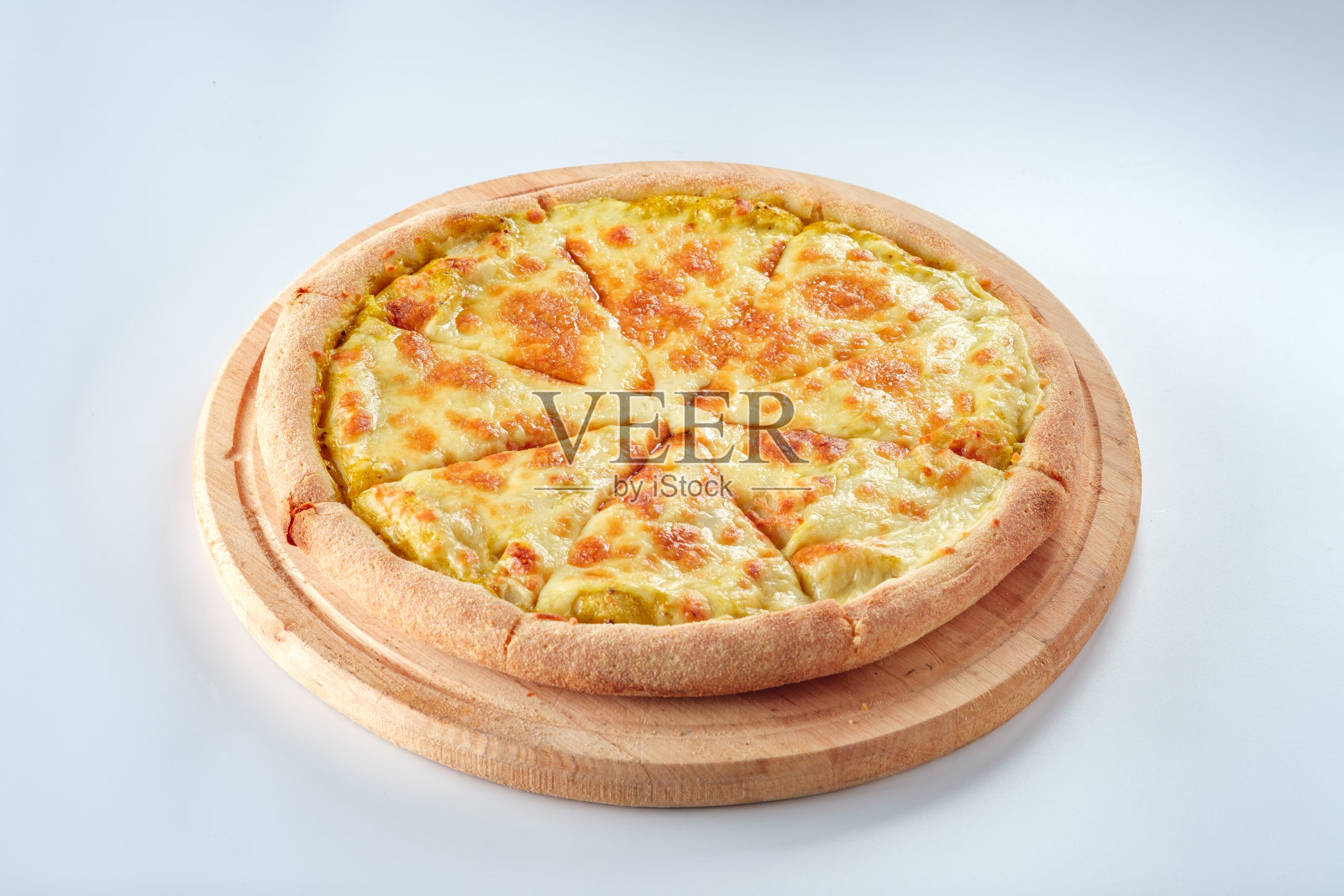 披萨孤立在白色背景上。侧视图。意大利食品的概念。开胃的披萨。照片摄影图片