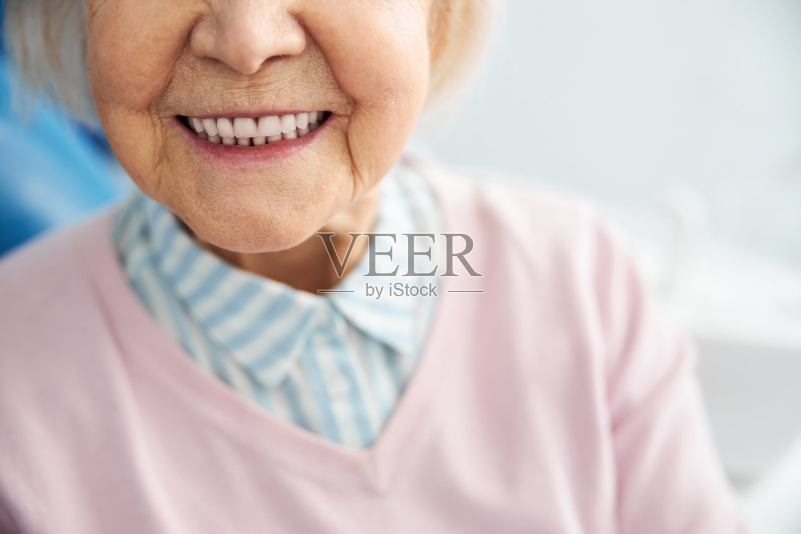 半边老妇脸上带着微笑照片摄影图片