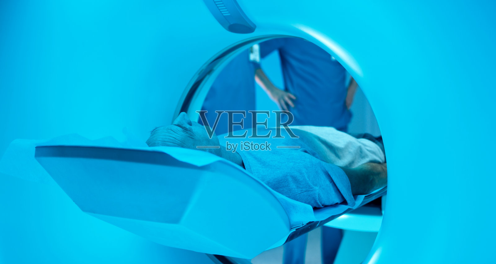 老年患者临床CT扫描结束照片摄影图片