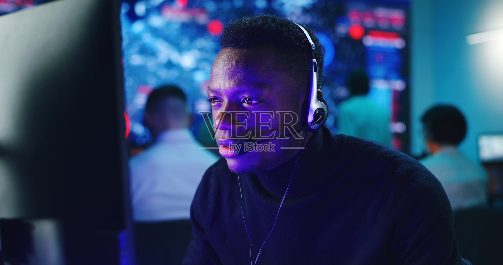 黑人操作员在高科技安全中心使用电脑照片摄影图片