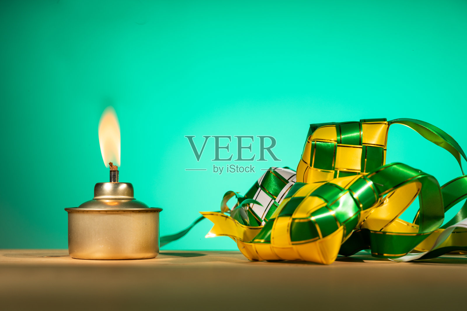 概念上的马来西亚传统油灯命名为pelita与装饰ketupat为哈里拉雅Aidilfitri庆典照片摄影图片