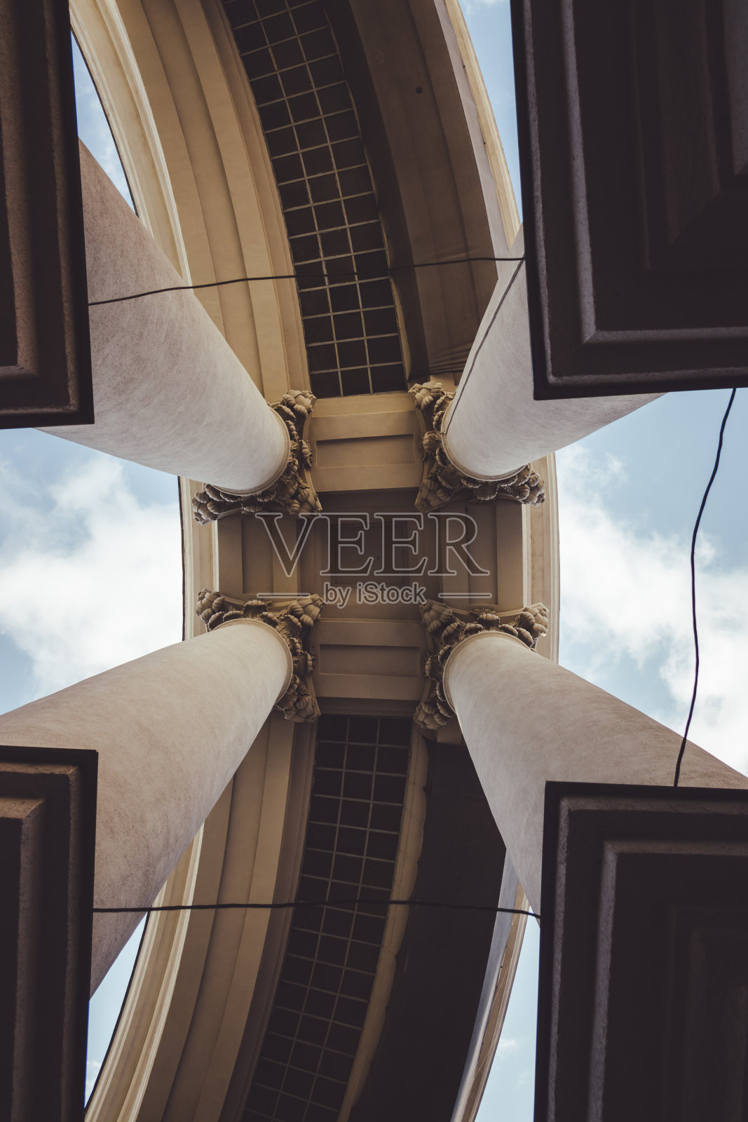 外交部大楼的门廊。从下面看外交部门廊的柱子。在四列中间照片摄影图片