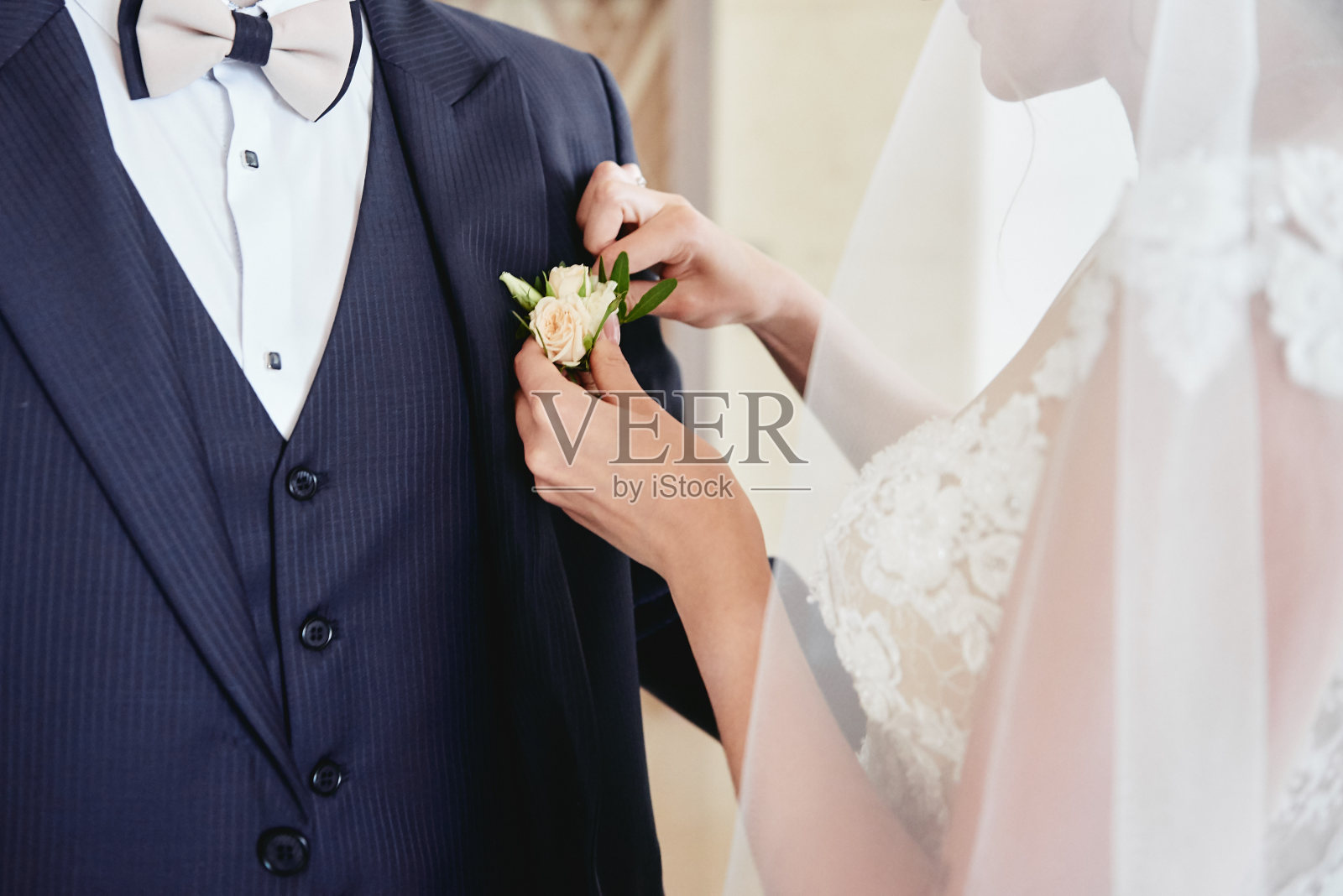 近距离新娘穿胸襟到新郎的礼服，复制空间。新婚燕尔，新婚燕尔。结婚的概念照片摄影图片