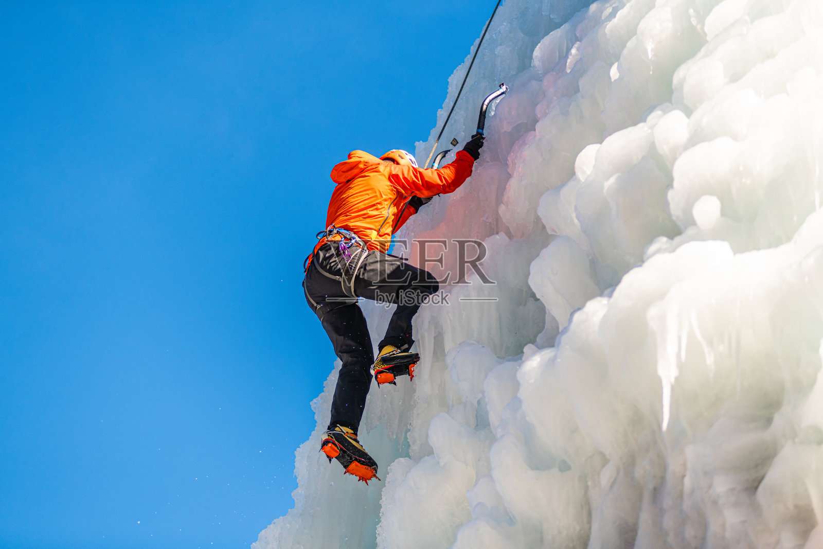 用冰镐和绳索攀冰照片摄影图片