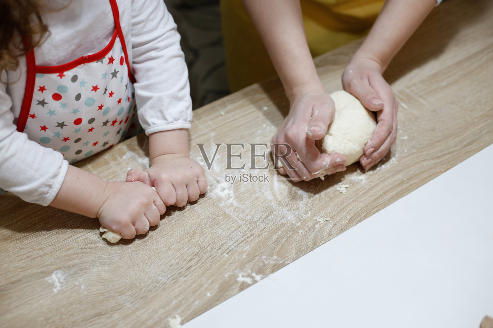 厨房库存照片里可爱的母女照片摄影图片