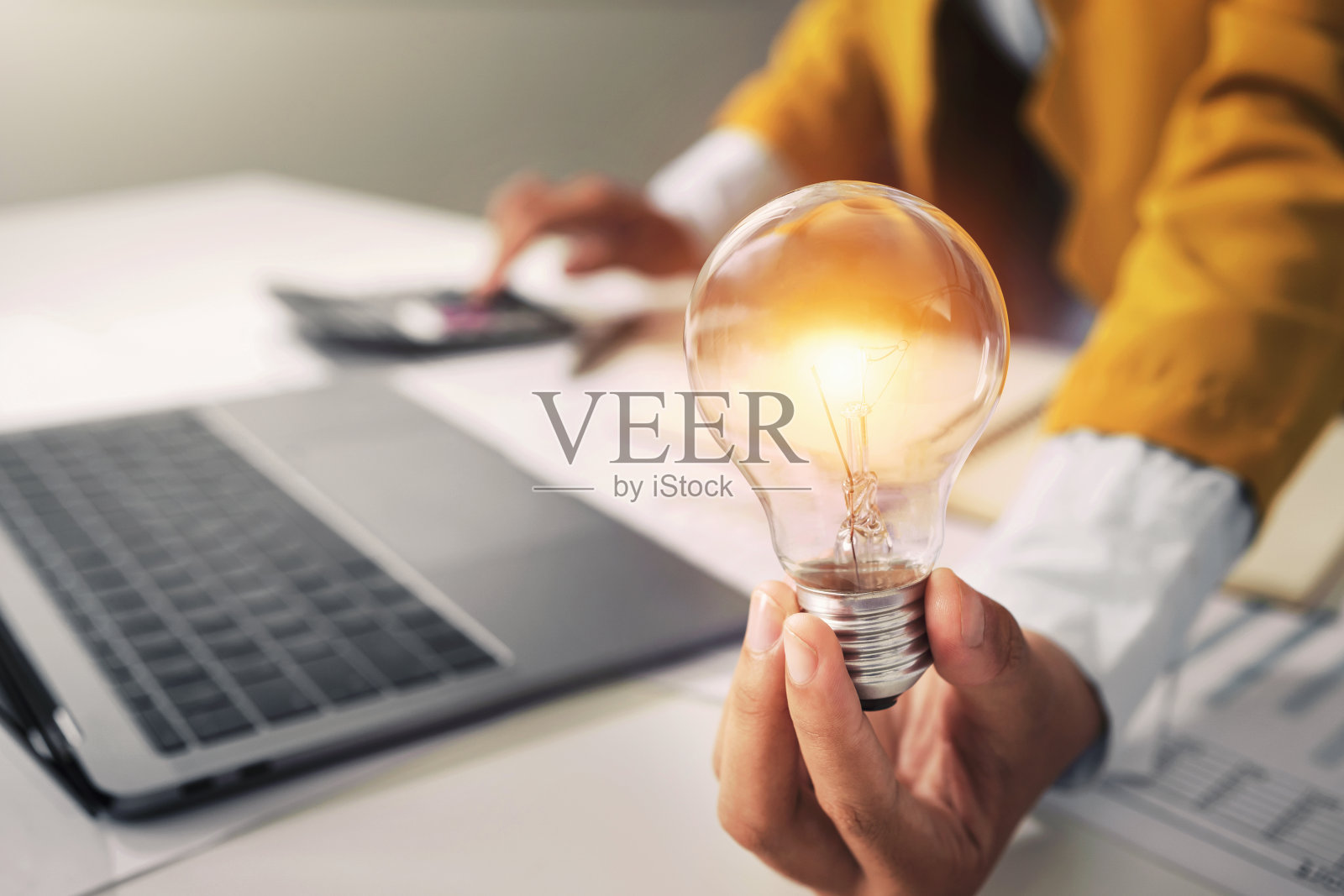 手持灯泡。创意概念具有创新和灵感照片摄影图片