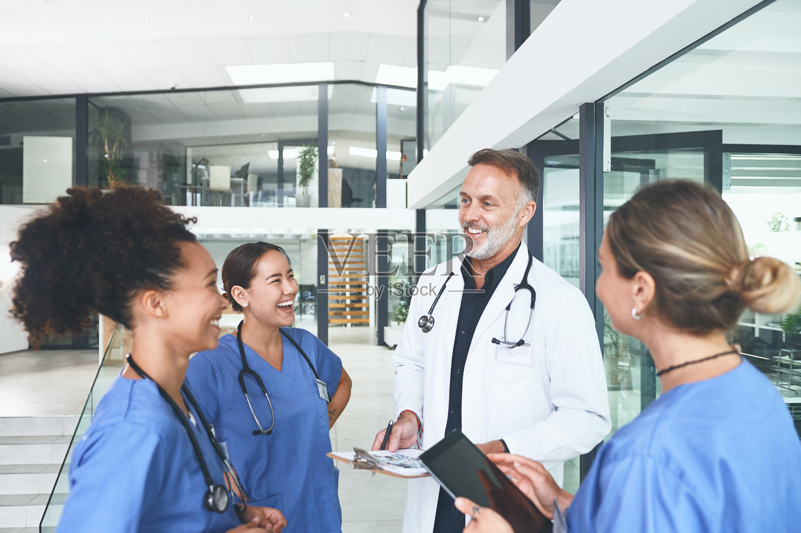 总要找时间笑一笑照片摄影图片