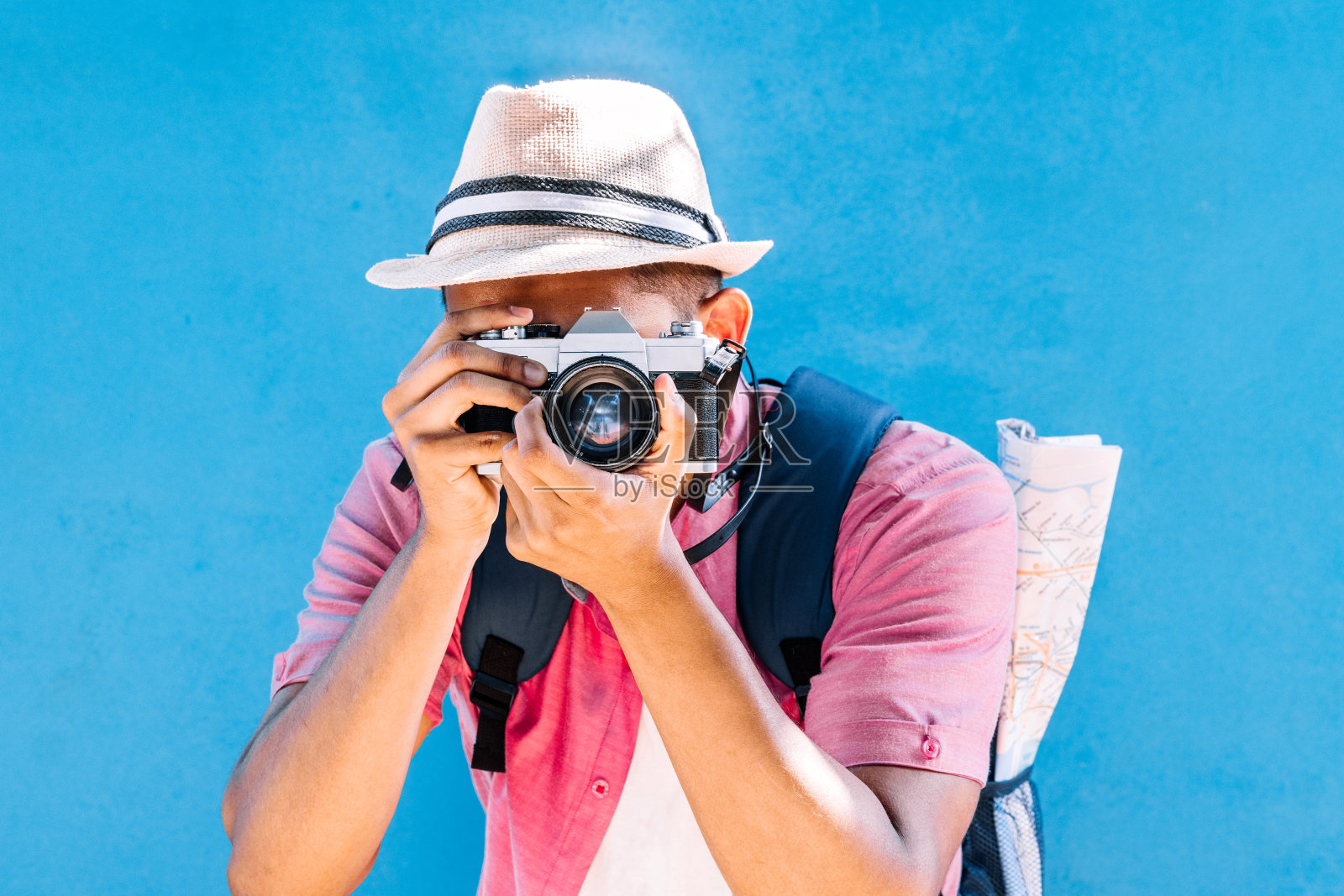 男性旅行者拿着相机拍照。照片摄影图片