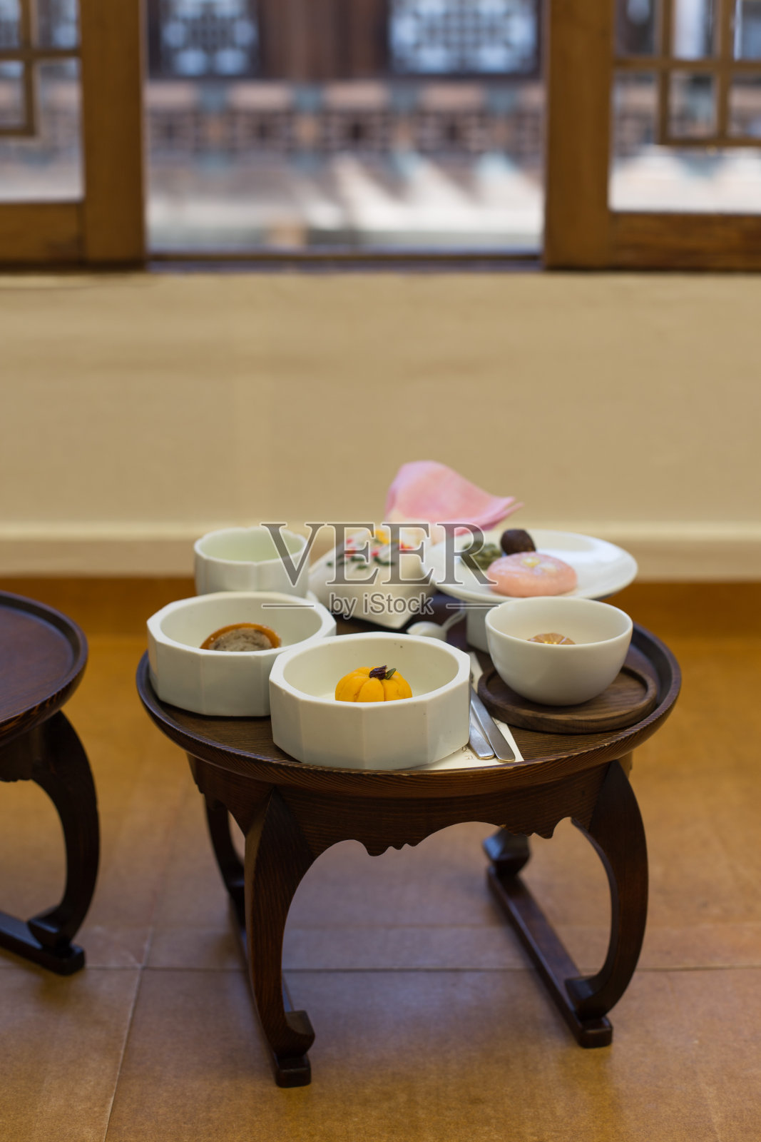 小餐桌上的韩国宫廷美食。照片摄影图片