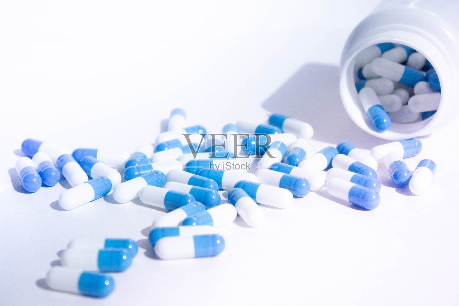 药片放在盘子里。给病人的药放在勺子上。汤匙上的药片。照片摄影图片