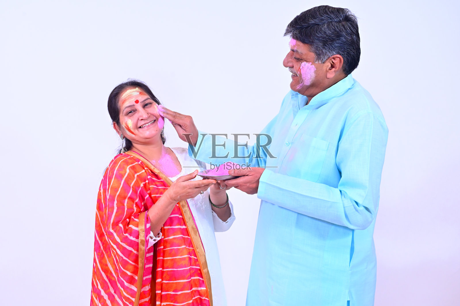 一对老年夫妇一起庆祝胡里节照片摄影图片