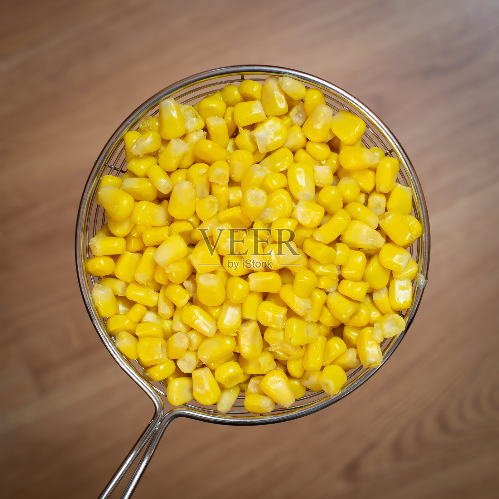 黄色的玉米罐头有一个滤锅照片摄影图片