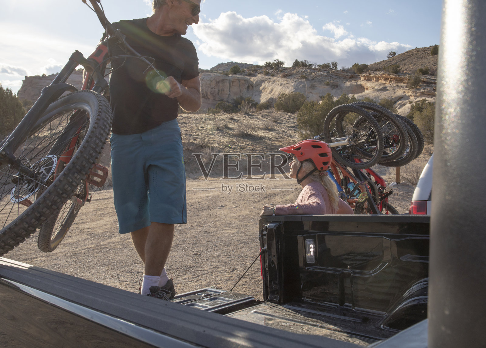 一名男子在成功骑完山地车后将其装进卡车照片摄影图片