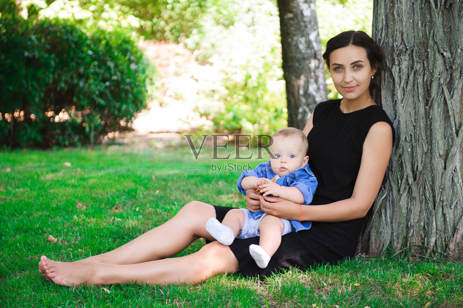 快乐的母女一起在户外欢笑。照片摄影图片