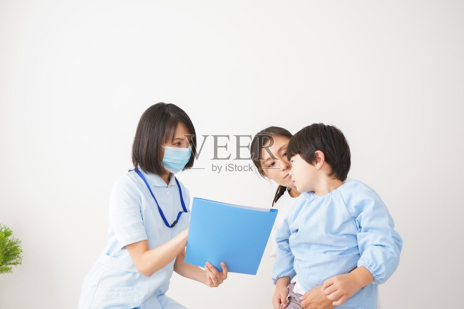 小男孩在医院接受检查照片摄影图片